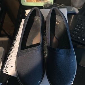 BZees Navy Size 8M Women’s